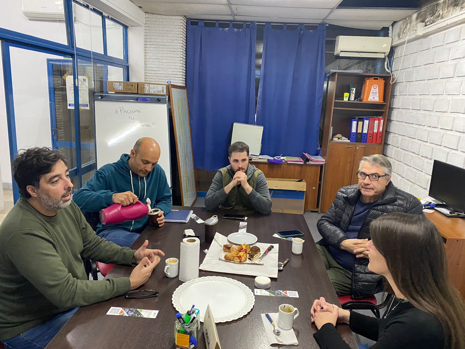 Encuentro de mastermind alrededor de una mesa